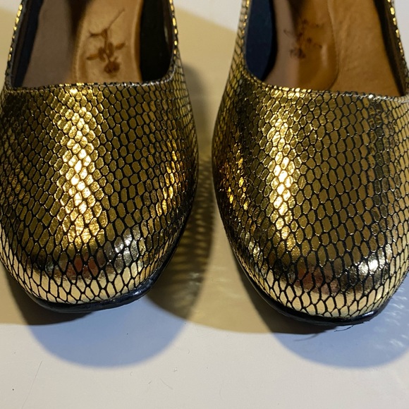Ros Hommerson SZ 9 1/2 W embossed snake black/gold block heel, pump almond toe - Picture 5 of 10